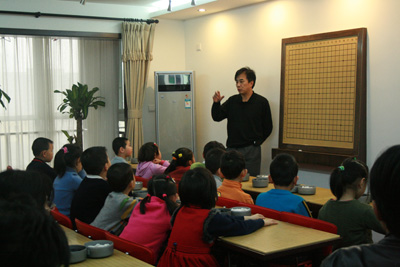 韩载鸣老师在北京快乐围棋培训中心教室讲课